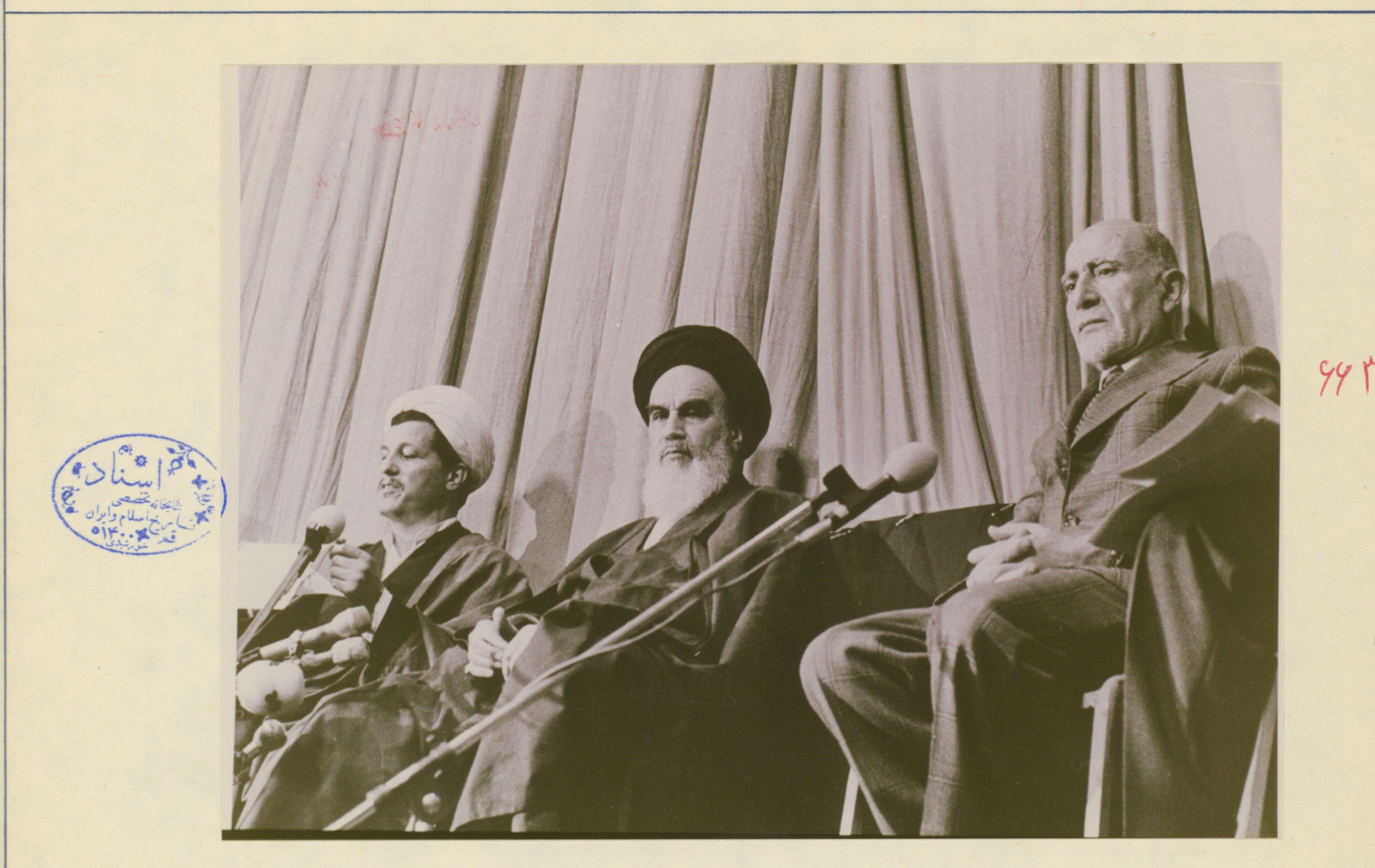  دیدار عده ای از مسئولین با امام خمینی(ره) 