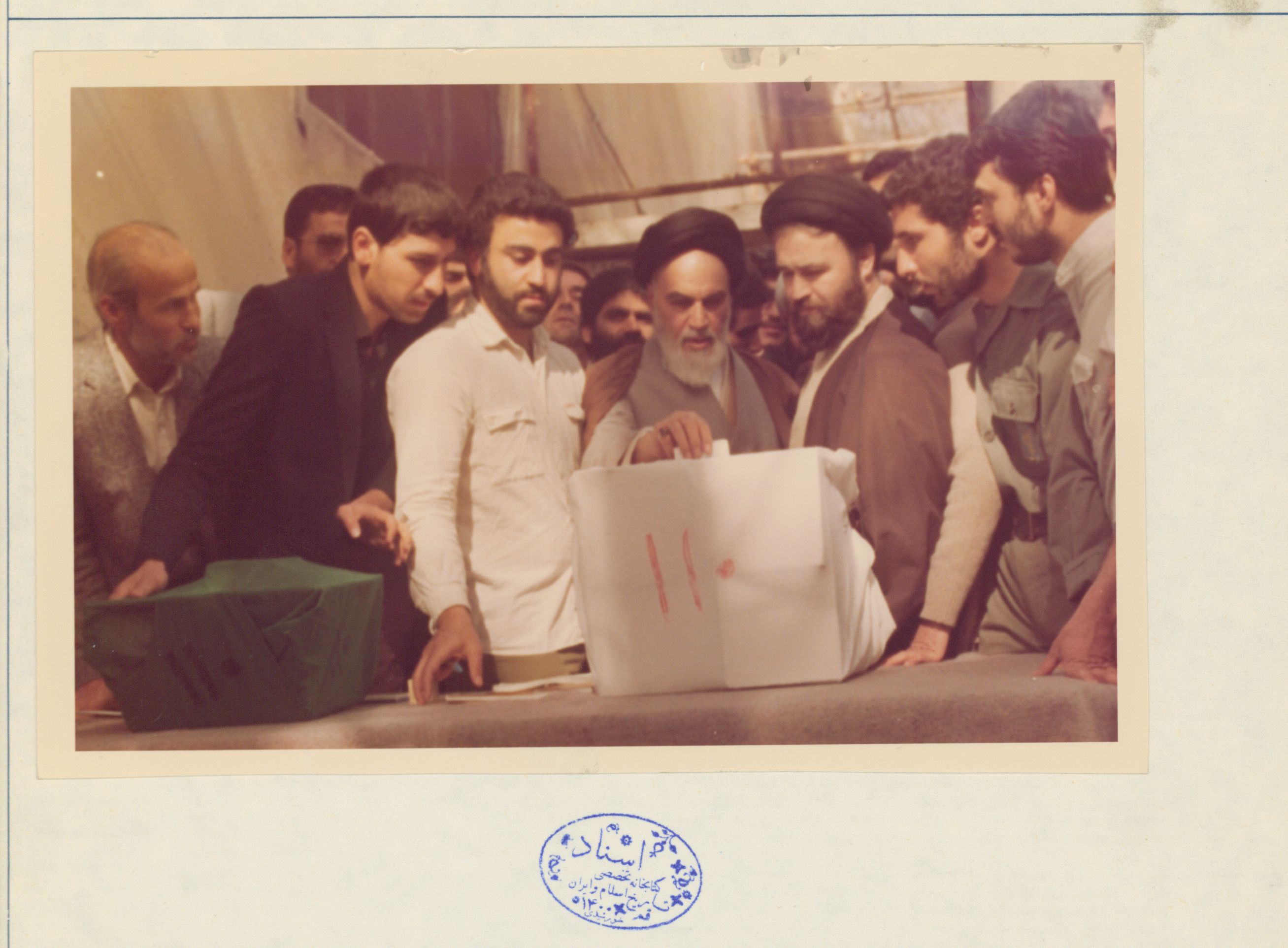 امام خمینی در حال رای دادن در کنار صندوق اخذ رای 110