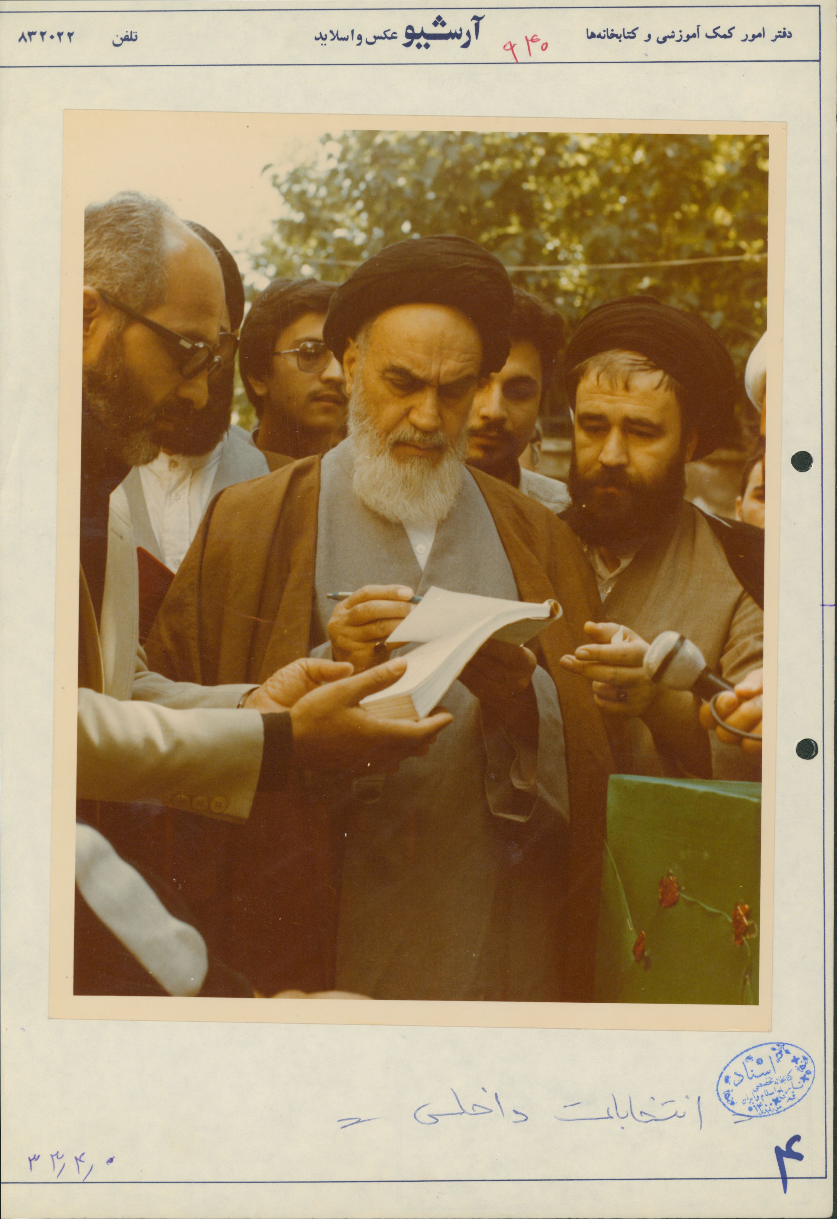 امام خمینی در حال رای دادن 