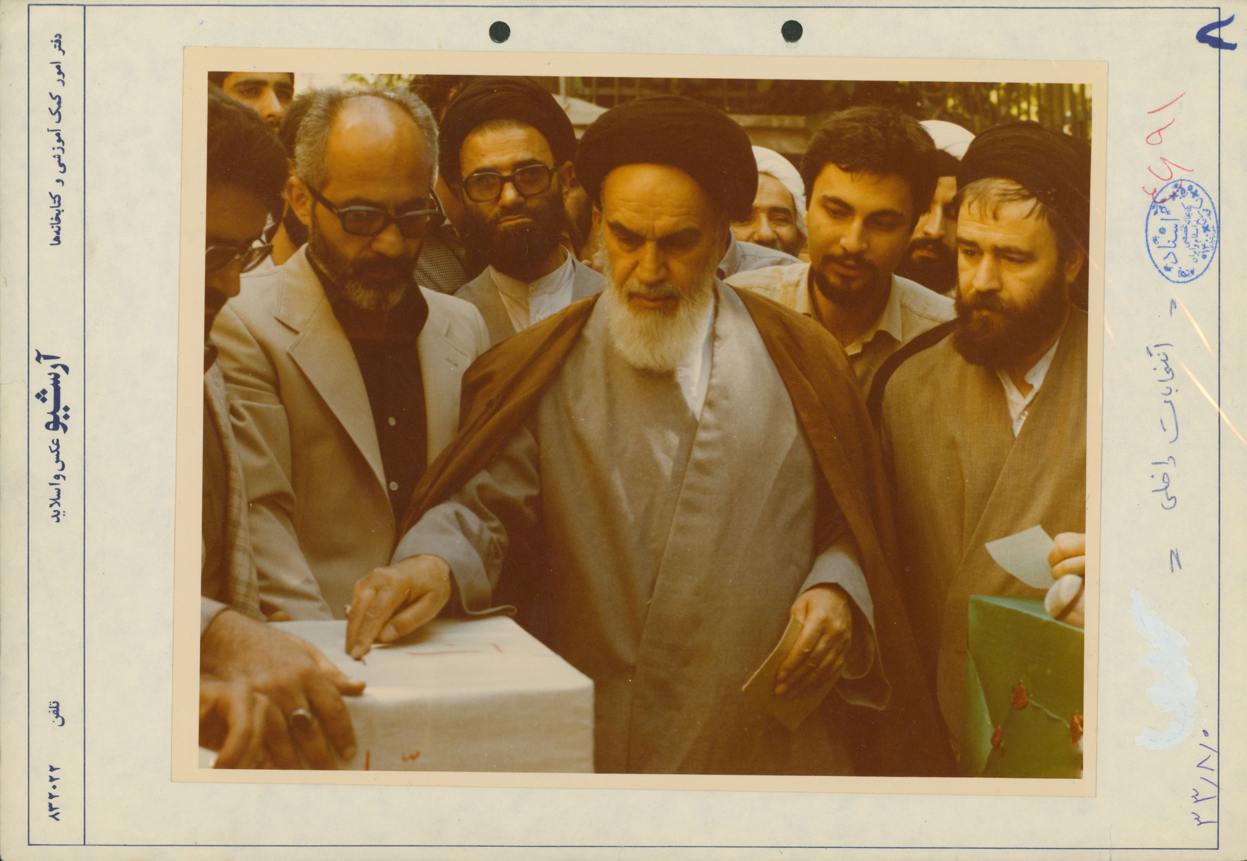 امام خمینی و احمد خمینی در حال انداختن رای در صندوق