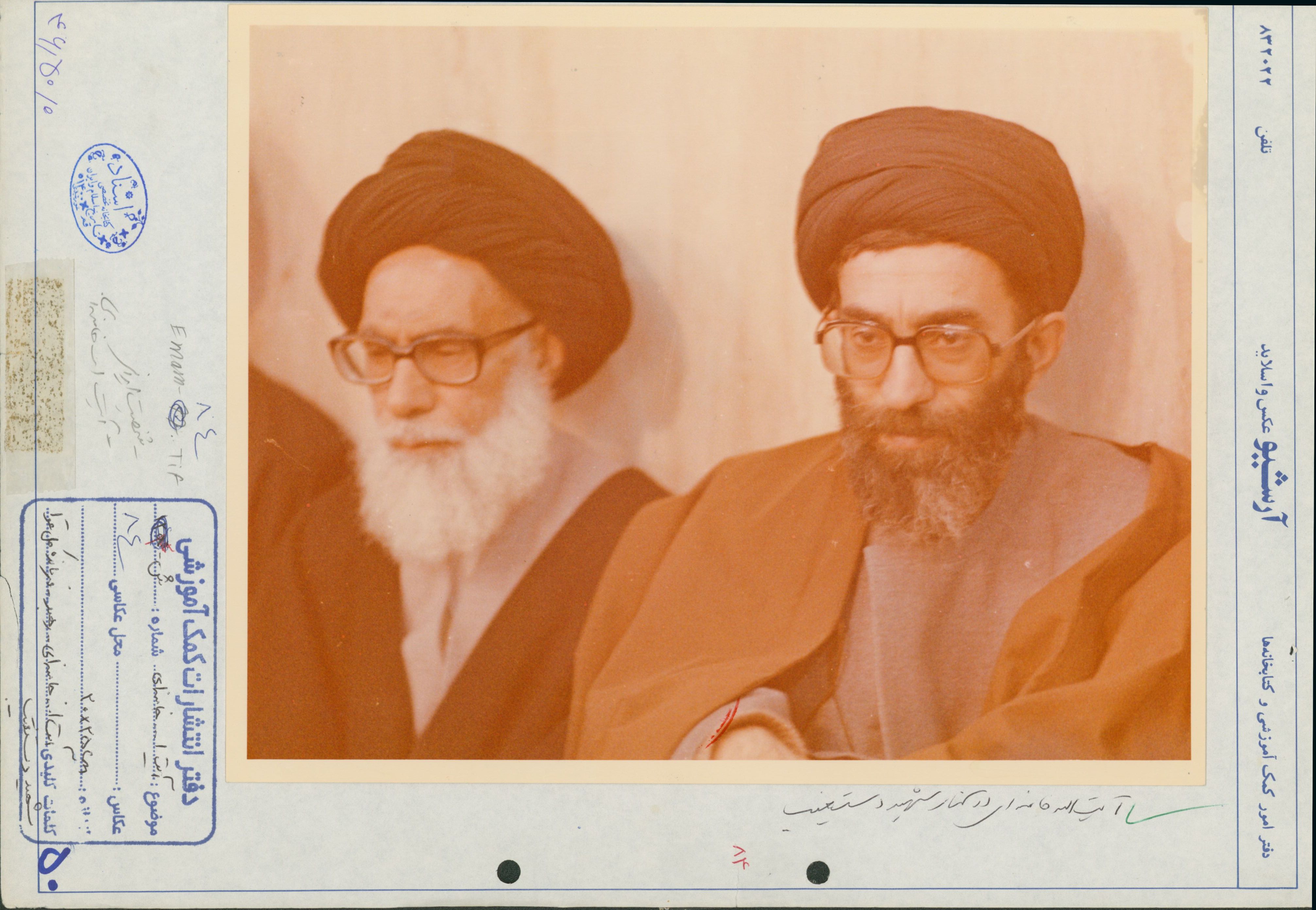 تصویر حضرت آیت الله خامنه ای رهبر و فرمانده کل قوا به همراه شهید آیت الله دستغیب 