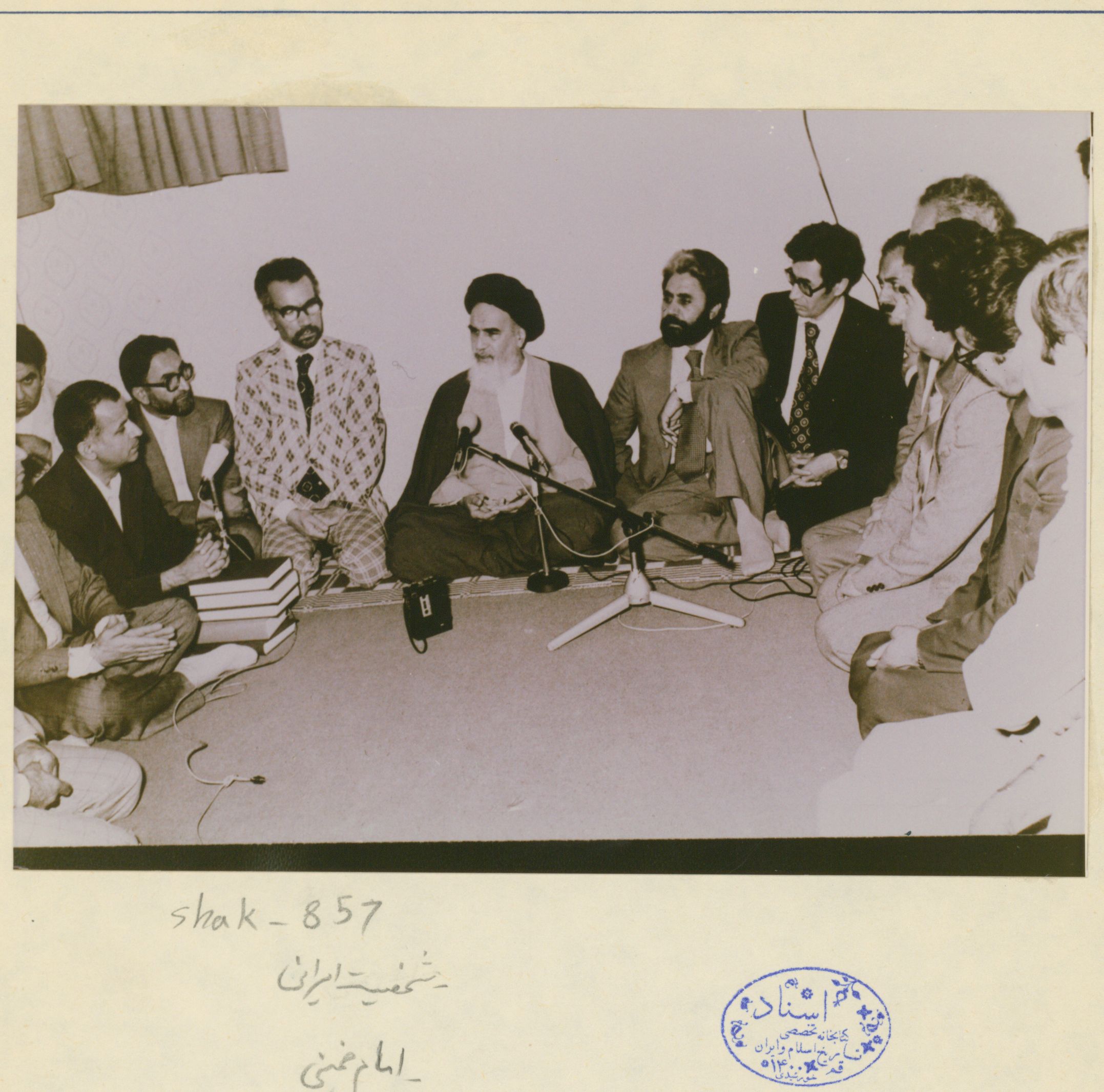 امام خمینی در دیدار با عده ای از مسئولین دوره بازرگان